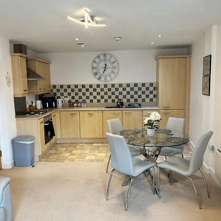 City Centre Apartment. 렉섬 외부 사진
