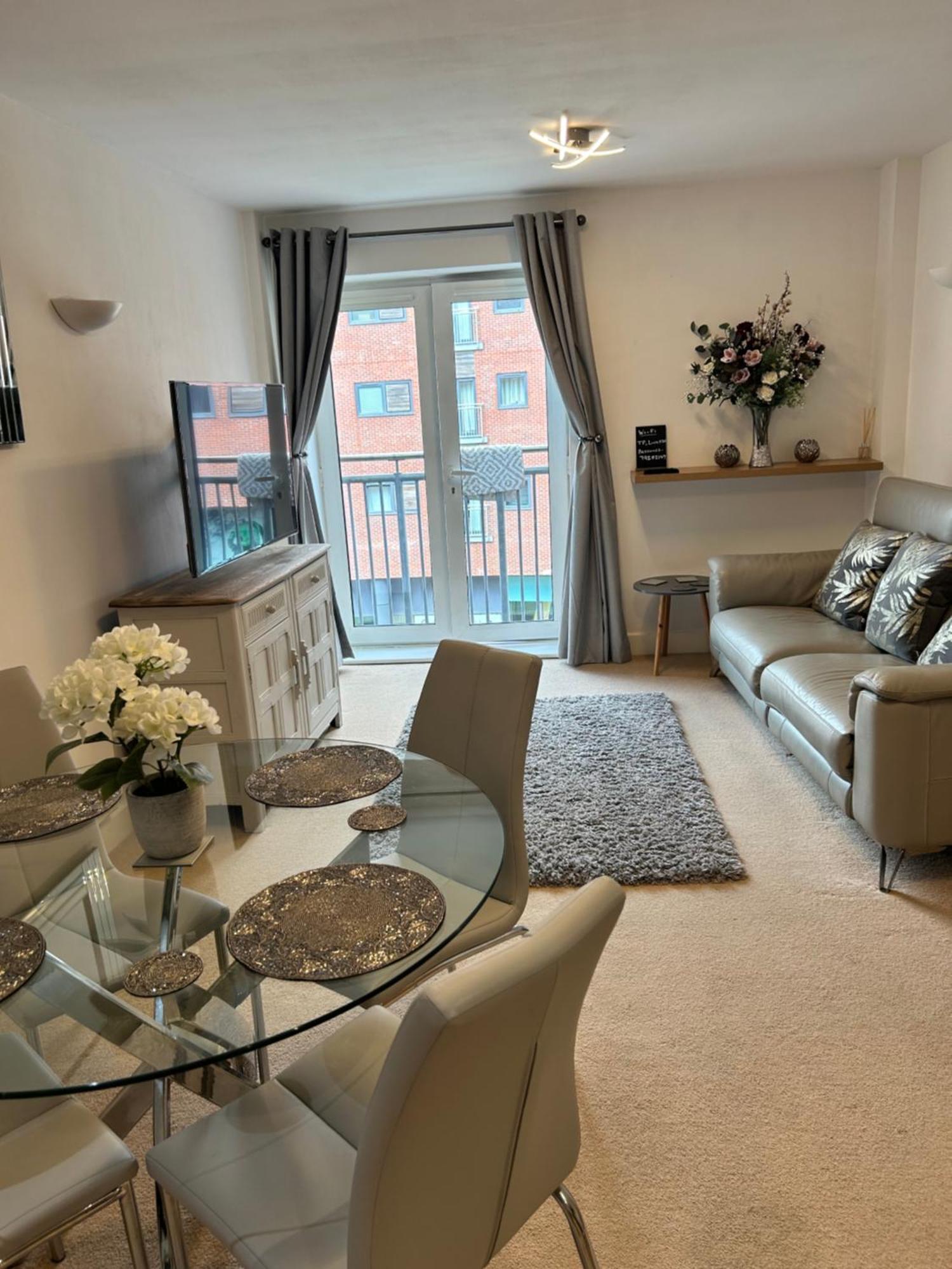 City Centre Apartment. 렉섬 외부 사진