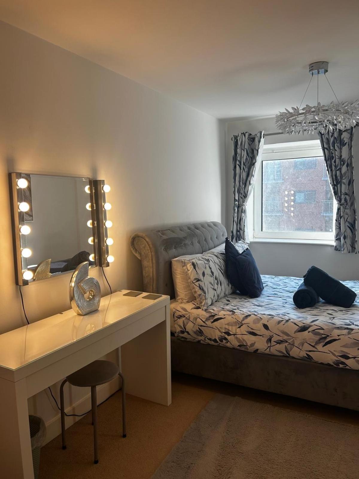 City Centre Apartment. 렉섬 외부 사진