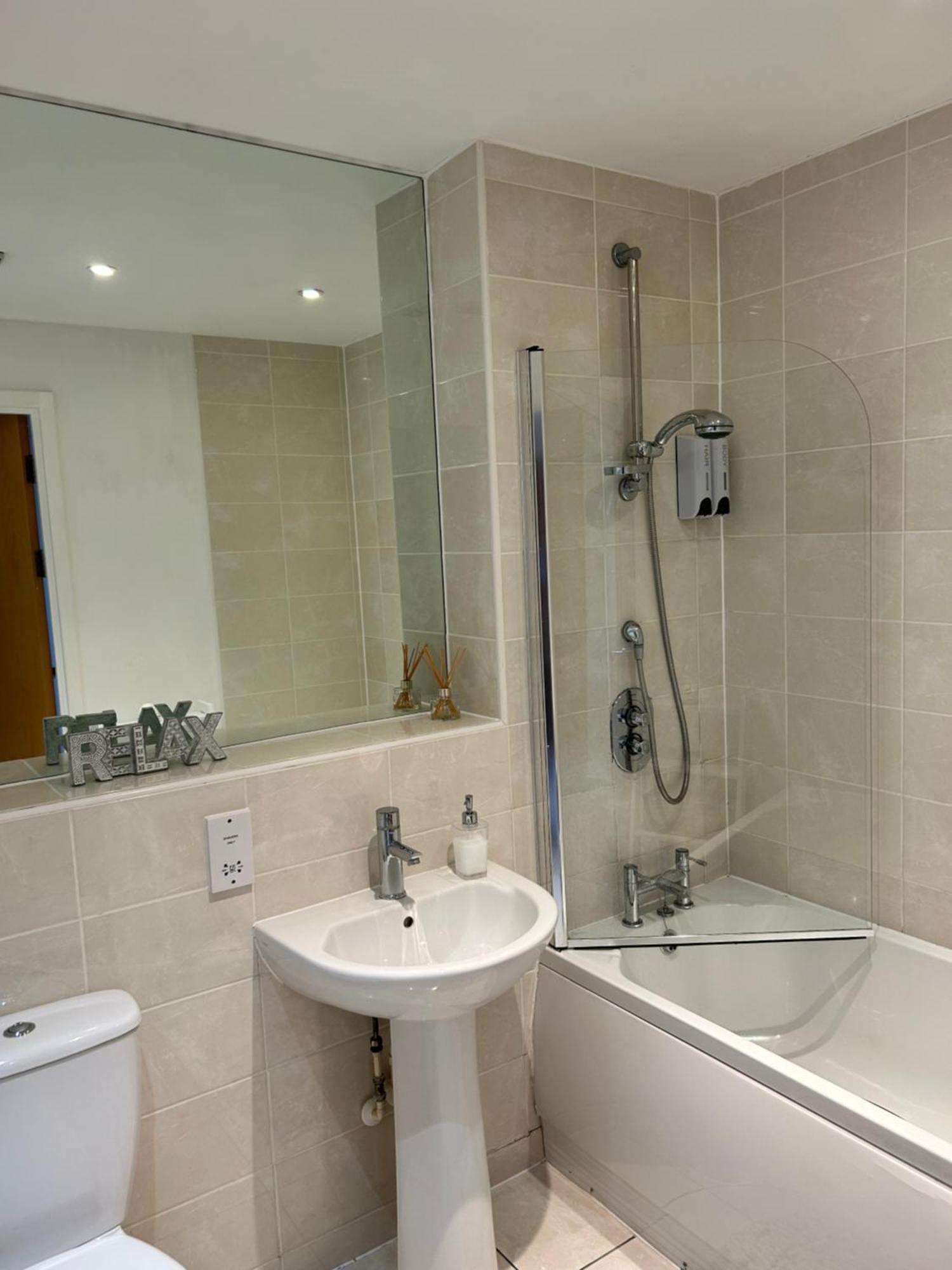 City Centre Apartment. 렉섬 외부 사진